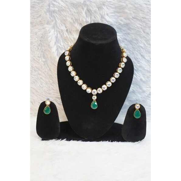 Women Simple Kundan Studded Jewellery Set